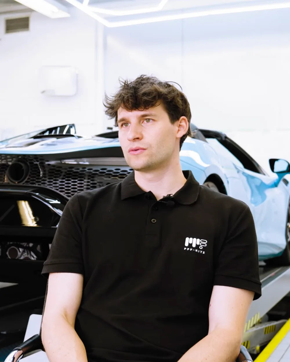 Yannick Lechner, grunnlegger av Tesla-Protect, i filmverkstedet