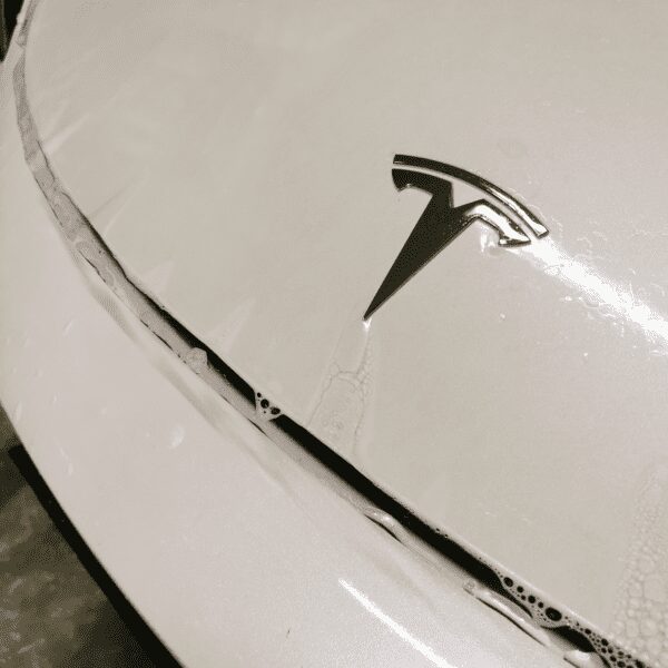 Folierung der Motorhaube des Tesla Model 3